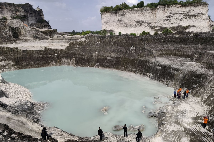 Officers from the East Java Police Indonesia Automatic Fingerprint Identification System (Inafis) and Mobile Brigade conduct an investigation on Nov. 21 at Bukit Jaddih tourism site in Bangkalan, Madura Island, East Java. The investigation was launched after six students of an Islamic boarding school were drown in the water-filled quarry on Nov. 20.