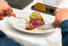 Cut to the sizzle: A guest slices into the United States petite filet with truffle crust at Ruth’s Chris Steak House Jakarta during lunchtime in this undated photo. The dish is part of the steakhouse’s anniversary menu, available until Jan. 2, 2026.