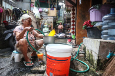 A woman washes dishes on Wednesday in a crowded neighborhood in the Tanah Tinggi subdistrict of Jakarta. The 2025 edition of World Urbanization Prospects issued by the United Nations on Nov. 18 names Jakarta and its surrounding areas the world's most populous city with 42 million people, followed by Dhaka, Bangladesh (37 million) and long-time title holder Tokyo, Japan (33 million).