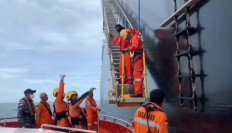 Personnel from the Dumai Search and Rescue (SAR) Unit pick up one of six survivors from liquified natural gas tanker MV LNG Saturn on Wednesday in the Malacca Strait off Dumai city, Riau. The sailors were onboard a cargo ship when the ship capsized because of bad weather off the coast of Belawan, North Sumatra. 
