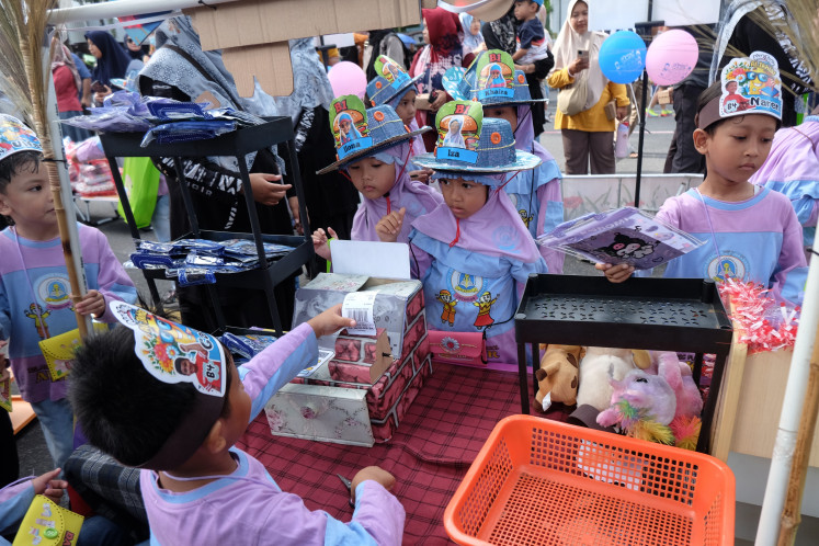 Students of the Al Khoir Islamic Excellence School sell things on Nov. 30, 2025, during an event called Pasar Bocah in Surakarta, Central Java. Accompanied by teachers and parents, the students learned about entrepreneurship and were introduced to the use of the rupiah at the event.