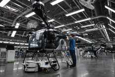 Employees work on the assembly line for the electric flying car Land Aircraft Carrier at a factory of Xpeng's subsidiary Aridge in Guangzhou, in southern China's Guangdong province on Nov. 6, 2025.