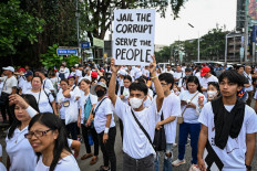 Protesters take part in an anti-corruption rally on Nov. 30, 2025, along Epifanio de los Santos Avenue in Quezon City, Metro Manila.