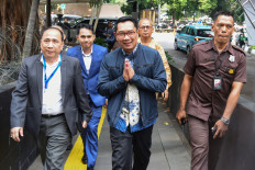 Former West Java governor Ridwan Kamil (center) gestures on Tuesday as he arrives at the Corruption Eradication Commission (KPK) headquarters in Jakarta. KPK investigators interrogated Ridwan as a witness in a corruption case pertaining to the botched procurement of advertising services at Bank BJB.