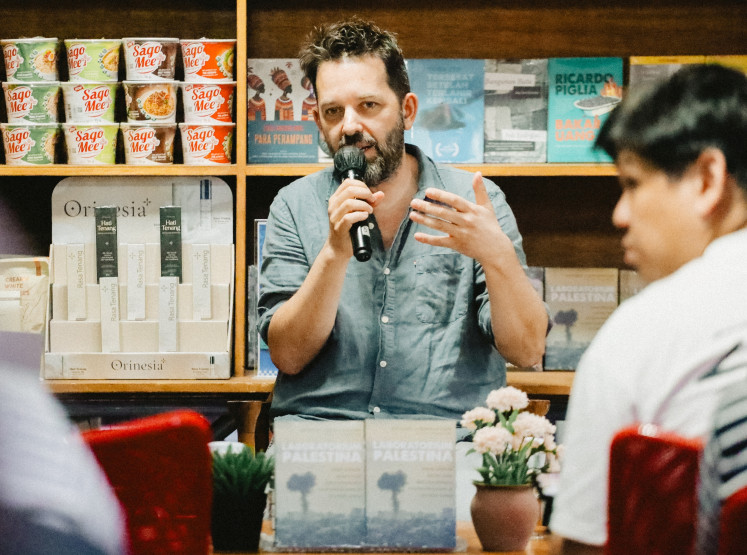 Jakarta leg: Sydney-based investigative journalist Antony Loewenstein speaks on Nov. 17 during a book discussion in Jakarta. He visited Indonesia as part of his tour for the Indonesian edition of The Palestine Laboratory: How Israel Exports the Technology of Occupation Around the World.