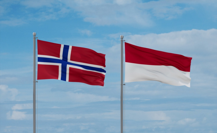 An illustration of the Norwegian (left) and Indonesian flags.