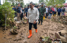 Coordinating Food Minister Zulkifli Hasan visits houses impacted by floods on Sunday in Lubuk Minturun, Padang, West Sumatra.