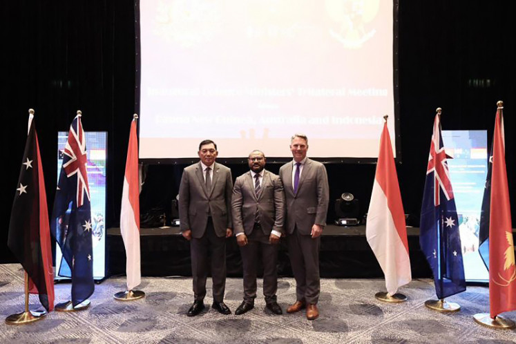 (From left to right) Indonesia’s defense minister Sjafrie Sjamsoeddin poses with his counterparts, PNG’s Billy Joseph and Australia’s Richard Marles, during their first trilateral meeting in Port Moresby on Dec. 3, 2025. 