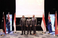 (From left to right) Indonesia’s defense minister Sjafrie Sjamsoeddin poses with his counterparts, PNG’s Billy Joseph and Australia’s Richard Marles, during their first trilateral meeting in Port Moresby on Dec. 3, 2025. 