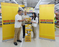 (Left to right) Joshua Valentino, COO and Co-Founder of Rekosistem, together with Agus Rusly, Director of Waste Reduction and Circular Economy Development at the Ministry of Environment/Environmental Control Agency (KLH/BPLH) and Rika Juniaty Tanzil, CFO of MR.D.I.Y. Indonesia, officially announced the expansion of the Recycle Dropbox program to 52 stores in the Greater Jakarta area, Serang and Bandung. Starting in 2024 with 10 stores, this initiative has collected more than 1,025 kg of waste through 567 pickups. (Courtesy of MR.D.I.Y.)