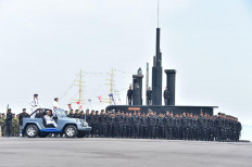 Indonesian Navy chief of staff Adm. Muhammad Ali (front left) passes submariners and Nagapasa-class submarine KRI Nagapasa-403 while inspecting a parade on Friday during a ceremony to commemorate Indonesian Fleet Day at Madura Pier in Surabaya. The Indonesian Fleet Command was established on Dec. 5, 1959, and currently consists of three numbered fleets.