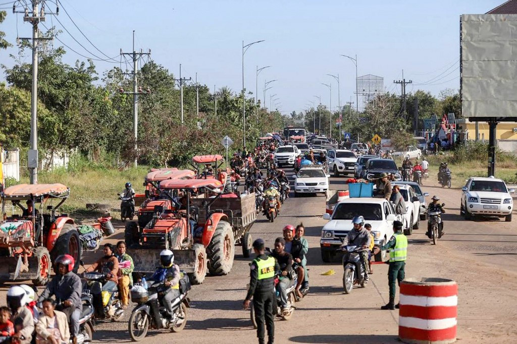 This handout photo taken and released by Agence Kampuchea Press (AKP) on December 8, 2025 shows local residents evacuating following clashes along the Cambodia-Thailand border in Oddar Meanchey province. 