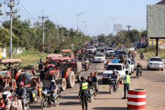 This handout photo taken and released by Agence Kampuchea Press (AKP) on December 8, 2025 shows local residents evacuating following clashes along the Cambodia-Thailand border in Oddar Meanchey province. 