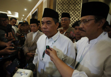Nahdlatul Ulama (NU) acting chairman Zulfa Mustofa (center) addresses the press on Nov. 12, 2025, after he is appointed by NU supreme council as the organization’s caretaker despite opposition from current chairman Yahya Cholil Staquf.