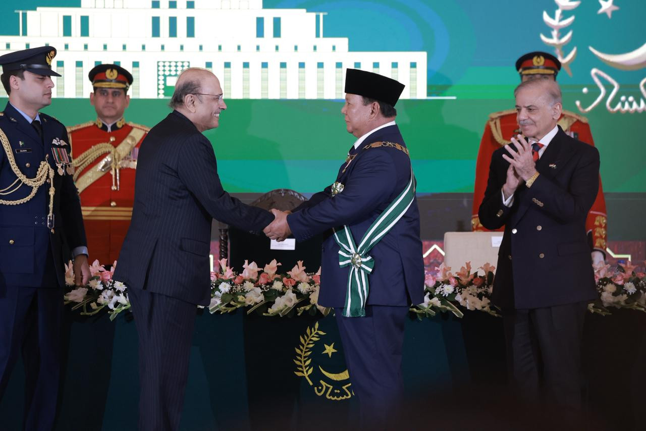 President Prabowo Subianto (center) shakes hands with Pakistani President Asif Ali Zardari (second left) on Dec. 9, 2025, as witnessed by Pakistani Prime Minister Shehbaz Sharif (right) during a ceremony in Islamabad.