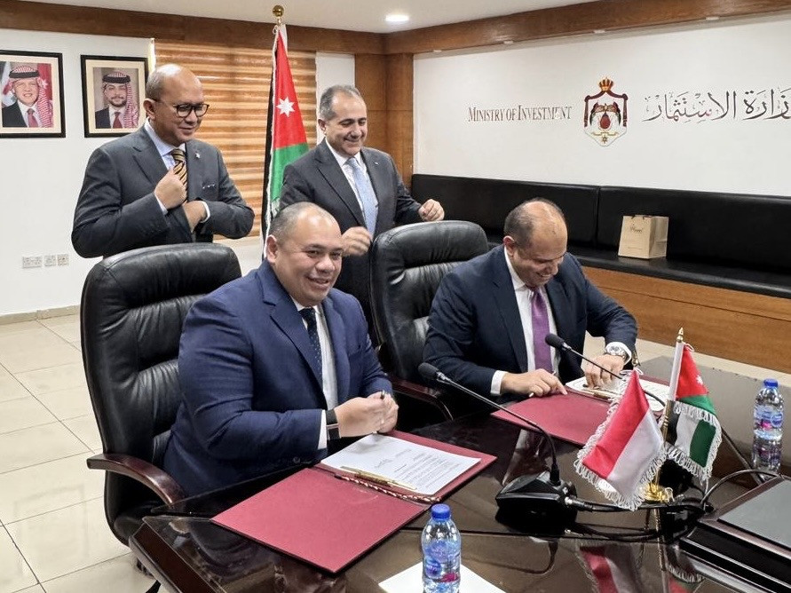 Danantara chief investment officer Pandu Sjahrir (bottom left) and Jordan Investment Fund director Zaher Al Qatarnaeh (bottom right) sign a memorandum of understanding on Tuesday, Dec. 9, to explore joint investments in strategic sectors in Jordan. The signing was also witnessed by Danantara CEO Rosan Roeslani (top left), who also serves as Investment and Downstream Minister, alongside Jordan Investment Minister Tareq Abu Ghazaleh.