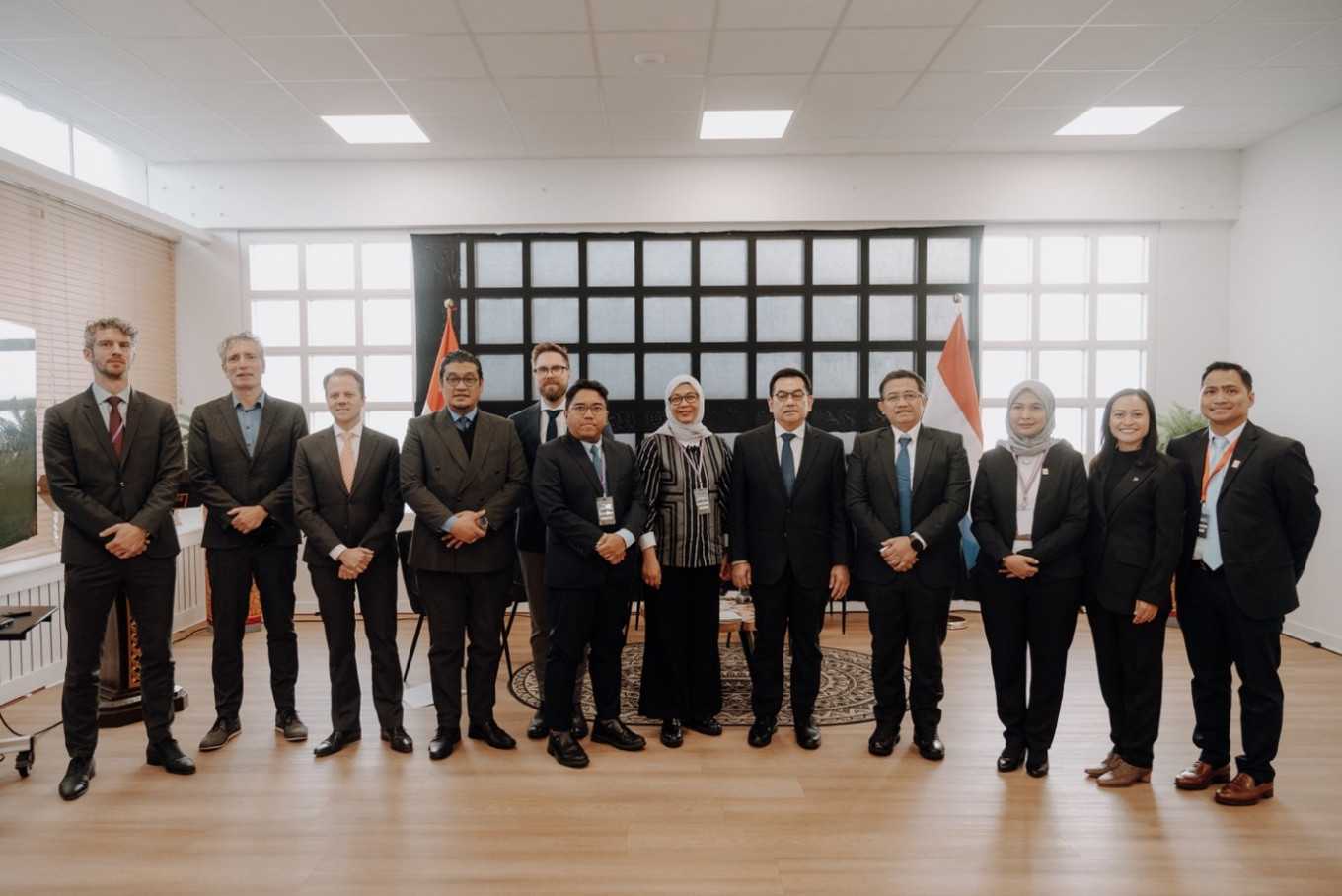 Members of the Indonesian delegation (from right) Fikri Praditya, manager for customer acquisition and green energy at PLN; Presthysa N. Lestari, vice president of global engagement and partnerships at Danantara; Dini Sulisyawati, executive vice president for sales and enterprise customer service at PLN; Prahoro Yulijanto Nurtjahyo, head of the Energy and Mineral Resources Ministry&rsquo;s Human Resources Development Agency, Heldy Satriya Putera, deputy for strategic downstream investment at the Investment and Downstream Ministry; Farah Heliantina, assistant deputy for the acceleration of energy transition at the Office of the Coordinating Economy Minister; Edo Mahendra, executive chairperson of the Indonesia Energy Transition Implementation Joint Office; and Royhan Nevy Wahab, minister counsellor for economic affairs at the Indonesian Embassy to the Netherlands, stand alongside their Dutch counterparts during a photo-call on Nov. 24 at the Indonesia Investment Forum in Amsterdam.