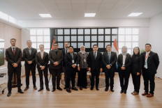 Members of the Indonesian delegation (from right) Fikri Praditya, manager for customer acquisition and green energy at PLN; Presthysa N. Lestari, vice president of global engagement and partnerships at Danantara; Dini Sulisyawati, executive vice president for sales and enterprise customer service at PLN; Prahoro Yulijanto Nurtjahyo, head of the Energy and Mineral Resources Ministry&rsquo;s Human Resources Development Agency, Heldy Satriya Putera, deputy for strategic downstream investment at the Investment and Downstream Ministry; Farah Heliantina, assistant deputy for the acceleration of energy transition at the Office of the Coordinating Economy Minister; Edo Mahendra, executive chairperson of the Indonesia Energy Transition Implementation Joint Office; and Royhan Nevy Wahab, minister counsellor for economic affairs at the Indonesian Embassy to the Netherlands, stand alongside their Dutch counterparts during a photo-call on Nov. 24 at the Indonesia Investment Forum in Amsterdam.