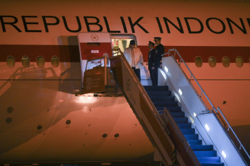 President Prabowo Subianto (left) disembarks from the Garuda Indonesia-1 aircraft upon arriving at Kualanamu International Airport in Deli Serdang, North Sumatra, on Dec. 12, 2025. After completing a series of state visits to Pakistan and Russia, President Prabowo immediately returned to disaster-affected areas in Sumatra. 