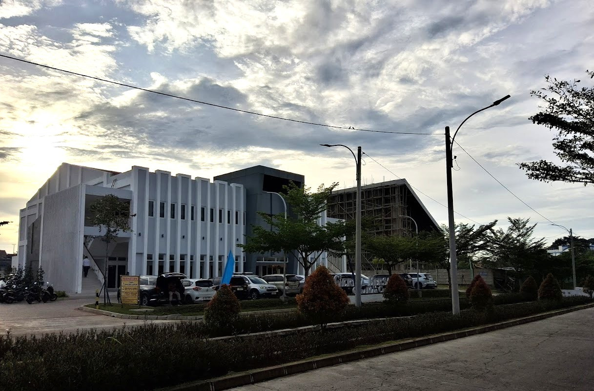 Church for all: Cars are parked outside the new Gereja Bersama Protestant Church in Citra Maja City housing complex in Lebak regency, Banten, on Dec. 7, 2025. Religious Affairs Minister Nasaruddin Umar inaugurated the church for various denominations in September of this year. 
