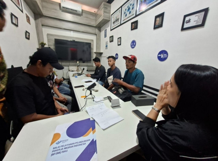 An official from the Riau office of the Indonesian Migrant Workers Protection Service Center (right) interviews illegal migrant workers repatriated from Malaysia who claimed they have not received their wages in this file photo.