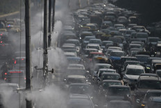 India tightens pollution curbs as Delhi's air quality worsens