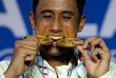 Gold medalist Indonesia's Alwi Farhan celebrates on the podium on Dec. 14, 2025, during the badminton men&rsquo;s singles medal ceremony in Pathum Thani, Thailand.