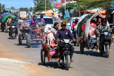 This handout photo taken and released by Agence Kampuchea Press (AKP) on December 15, 2025 shows residents evacuating following air strikes in Cambodia's Siem Reap province, amid clashes along Cambodia-Thailand border. 