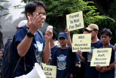 Activists and university students hold a peaceful protest on Dec. 16 in Banda Aceh, Aceh, protesting the government's handling of impacts of cyclone-induced floods and landslides that hit Aceh, North Sumatra and West Sumatra that have claimed the lives of more than 1,000 people.