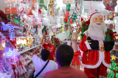 Seasonal pick-me-ups: People browse Christmas decorations on Dec. 18, 2025, at a store in Manokwari, West Papua. Sales of holiday ornaments, ranging in price between Rp 15,000 (89 US cents) and Rp 12 million, began to pick up a week ahead of Christmas this year.