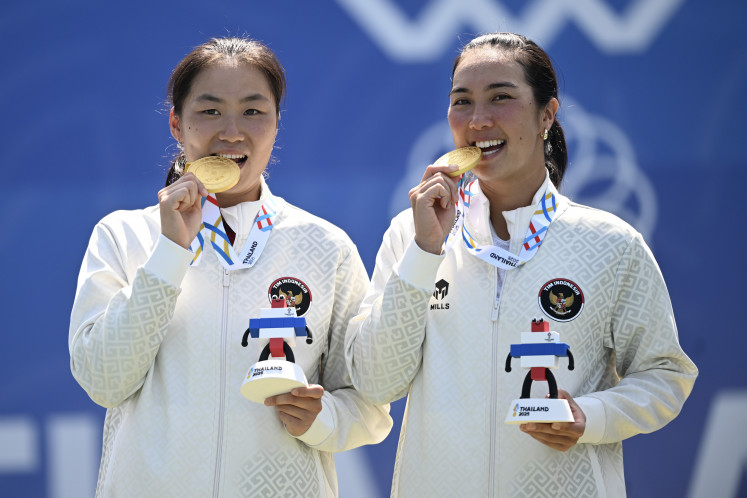 Indonesian women&rsquo;s doubles tennis players Janice Tjen (left) and Aldila Sutjiadi pose with their gold medals on Dec. 19, 2025, after the award ceremony for the 2025 Southeast Asia (SEA) Games women&rsquo;s doubles final at the National Tennis Development Center in Pak Kret, Nonthaburi, Bangkok. Aldila and Janice took gold after defeating Thailand&rsquo;s Peangtarn Plipuech and Mananchaya Sawangkaew 2-0 (6-2, 6-1).