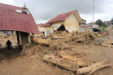 Debris, lack of equipment slow search for missing Sumatra flood victims