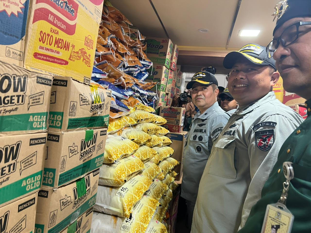 The Indonesian Maritime Security Agency (Bakamla) director of maritime air operations Cdre. Bambang Somantri (left) inspects disaster relief aid on Dec. 18 carried by KN Pulau Dana-323 patrol boat in Batam, Riau Islands. Bakamla has deployed two patrol vessels carrying a total of 160 tonnes of aid for natural disaster victims in Aceh.