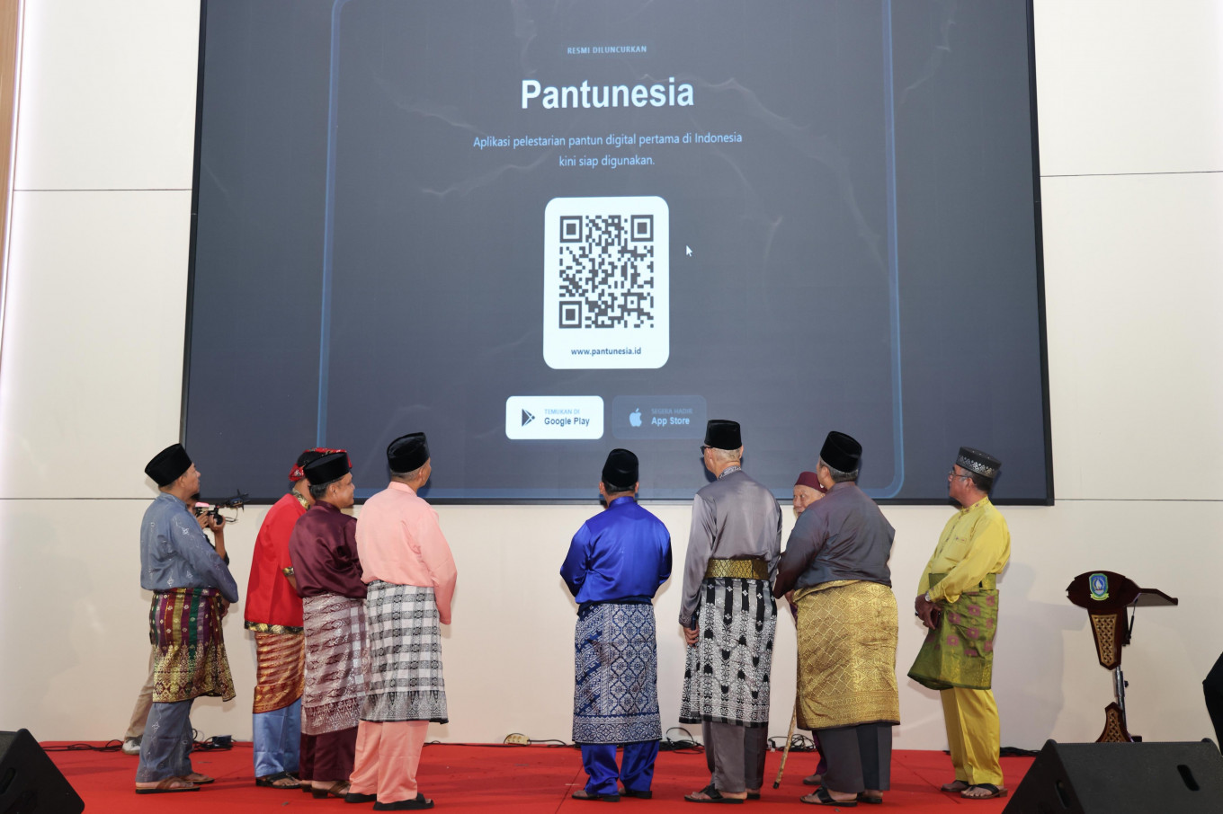 Officials and cultural figures from Riau Islands attend a ceremony to launch the artificial intelligence-based Pantunesia app Dec. 17, 2025, at the Dekranasda building in Tanjungpinang. AI technology in the app functions as an assessor&nbsp;to ensure a pantun created is in accordance with the structure, meaning and philosophy of Malay cultural heritage.