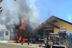 Muara Batang Gadis Police sub-precinct office in Mandailing Natal regency, North Sumatra, is set ablaze on Dec. 20, 2025. The sub-precinct office was burned by angry local people after hearing the police had released a suspected drug dealer. 