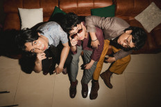 Triple play: Indonesian pop band The Lantis&rsquo; Muhammad Rifki Dzaky &ldquo;Ojan&rdquo; Fauzan (guitar, from left), Giri Virandi Lanti (vocal, bass) and Ravi Rinaldy Lanti (vocal, guitar) pose for a publicity shot. The band, which has just released an extended play (EP), Cara Mencintai, is known for its hit single, &ldquo;Bunga Maaf&rdquo;. 