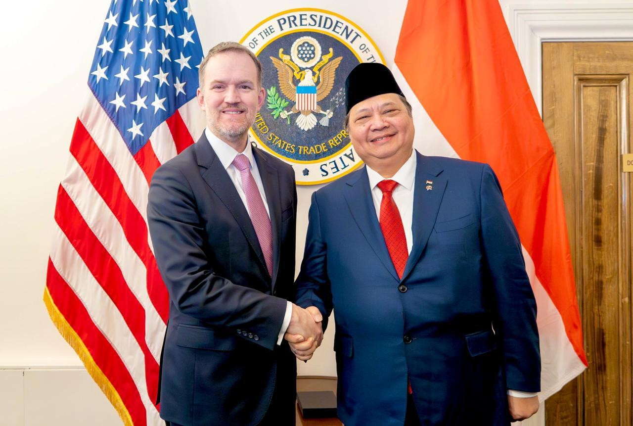 Office of the Coordinating Economy Minister Airlangga Hartarto (right) shakes hand with United States Trade Representative Jamieson Greer on Dec. 23, 2025 following a meeting at the Office of the USTR in Washington, DC.