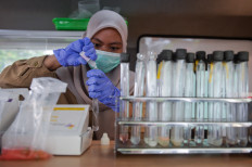Safety assurance: A Food and Drug Monitoring Agency (BPOM) employee tests food samples on Dec. 23, 2025, during an inspection at Anyar Market in Tangerang, Banten. The inspection was carried out to ensure food safety, maintain price stability and secure food supplies ahead of Christmas and the 2026 New Year.