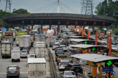 Vehicles line up to enter the Cikupa toll gate in Tangerang regency, Banten, on Dec. 24, 2025. 