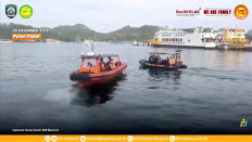 Rescue teams depart in boats after a boat carrying several people sank off the coast of Indonesia in extreme weather, Spanish authorities and an Indonesian news agency said, Labuan Bajo, Indonesia, in this screengrab from the video obtained by Reuters on Dec. 27, 2025. A Spanish family, father and three of his children, have been missing since Friday night when the boat capsized in waves of up to three meters in the Padar Island Strait.