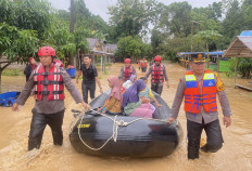 Rescuers evacuate people affected by flooding on Dec. 27 in Tebing Tinggi, Balangan, South Kalimantan.