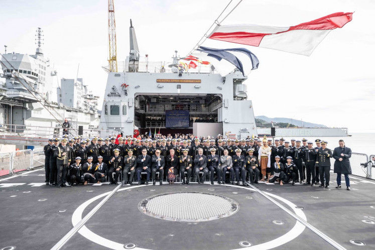 Indonesian Navy chief of staff Adm. Muhammad Ali (center) poses with crew members of KRI Prabu Siliwangi-321 on Dec. 22, 2025, after a delivery ceremony in Muggiano, Italy. The frigate is the second vessel of the Brawijaya-class Multipurpose Combat Ship (MPCS).