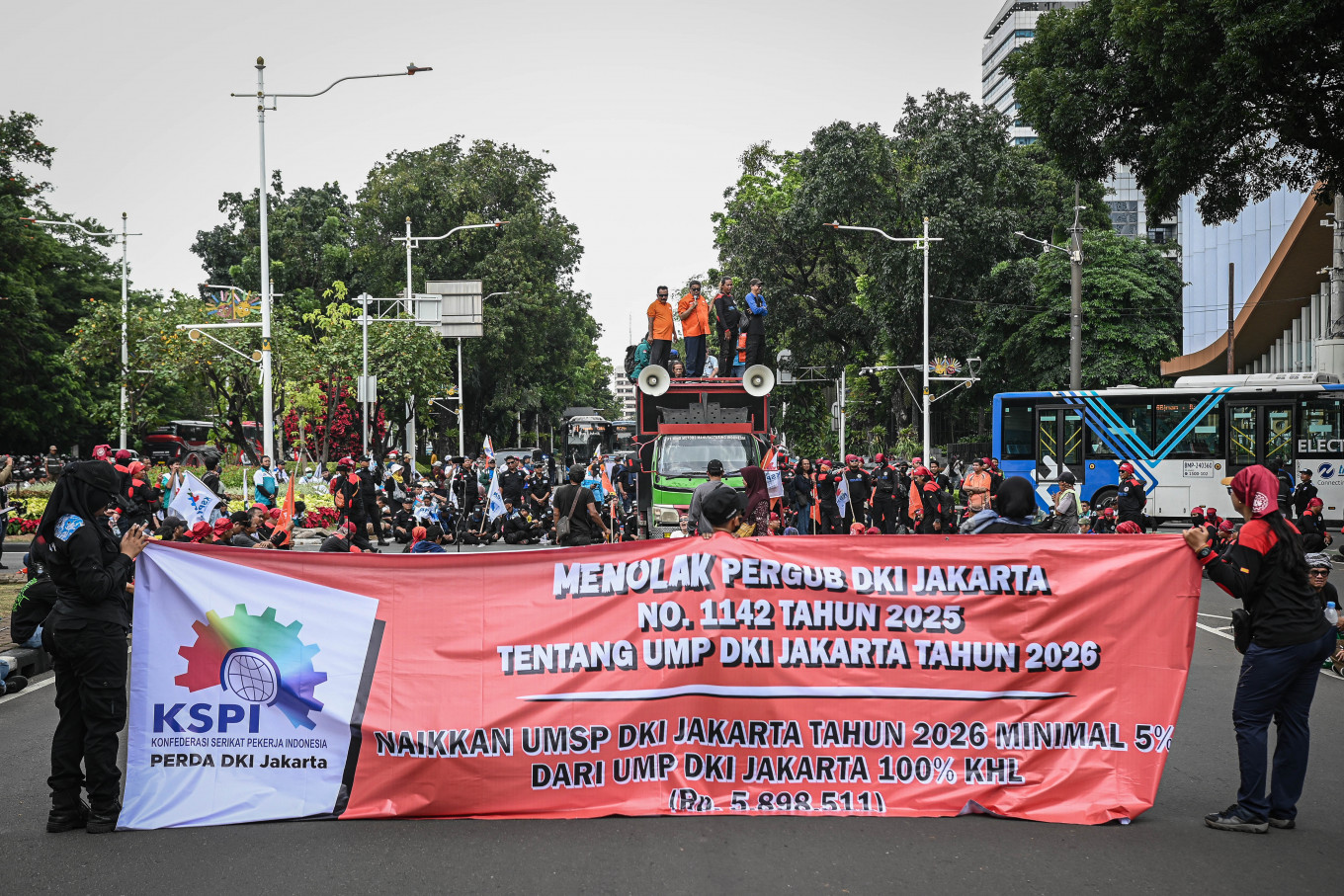Workers unite!: Workers take part in a protest on Dec. 29, 2025, against Jakarta&rsquo;s provincial minimum wage at Jl. Medan Merdeka Selatan in Central Jakarta. Labor groups staged the demonstration to reject the Jakarta provincial administration&rsquo;s decision to raise the city's 2026 minimum wage to Rp 5.73 million (US$341) from Rp 5.39 million in the previous year.