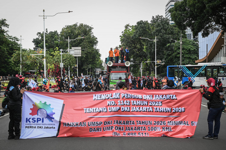 Workers unite!: Workers take part in a protest on Dec. 29, 2025, against Jakarta&rsquo;s provincial minimum wage at Jl. Medan Merdeka Selatan in Central Jakarta. Labor groups staged the demonstration to reject the Jakarta provincial administration&rsquo;s decision to raise the city's 2026 minimum wage to Rp 5.73 million (US$341) from Rp 5.39 million in the previous year.