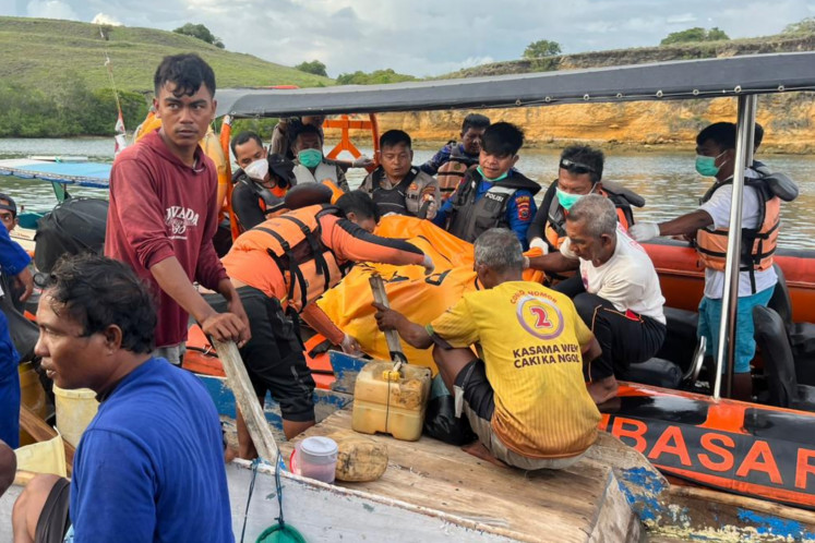 Final voyage: Members of a joint search and rescue team carry a body recovered on Dec. 29, 2025, from a sunken boat in Labuan Bajo, West Manggarai, East Nusa Tenggara. The team recovered one victim, who was pronounced dead, from the KM Putri Sakinah during a rescue operation in the northern waters off Serai Island.