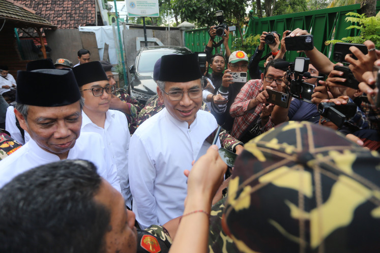 Reconciliation mood: Nahdlatul Ulama chairman Yahya Cholil Staquf (center) speaks to reporters on Dec. 28 after a closed-door meeting with senior figures of the organization at the Miftachus-sunnah Islamic boarding school in Surabaya.