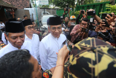 Reconciliation mood: Nahdlatul Ulama chairman Yahya Cholil Staquf (center) speaks to reporters on Dec. 28 after a closed-door meeting with senior figures of the organization at the Miftachus-sunnah Islamic boarding school in Surabaya.
