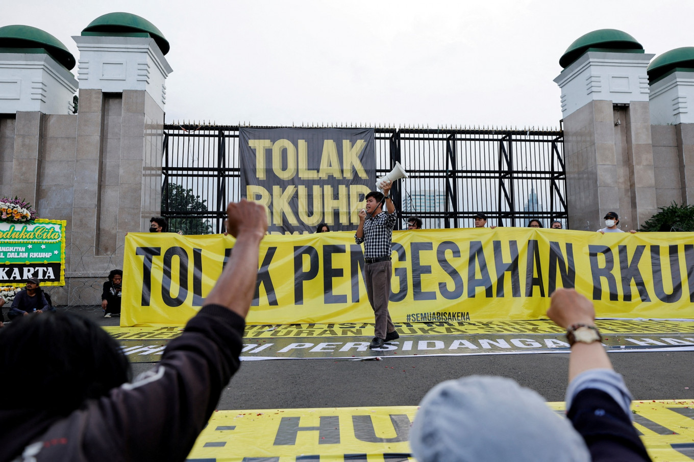 An activist shouts slogans during a protest outside the Senayan legislative complex in Central Jakarta on Dec. 5, 2022 as the House of Representatives is set to pass a new Criminal Code (KUHP) that will ban sex outside marriage, cohabitation between unmarried couples, insulting the president and expressing views counter to the national ideology.