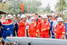 Fresh channel: Deputy Energy and Mineral Resources Minister Yuliot Tanjung (second right, front) officiates a handover ceremony for the purchase of crude oil from a community-managed well by state-owned oil and gas giant Pertamina on Dec. 31, 2025, at subsidiary Pertamina EP&rsquo;s Tempino oil storage facility station in Jambi.