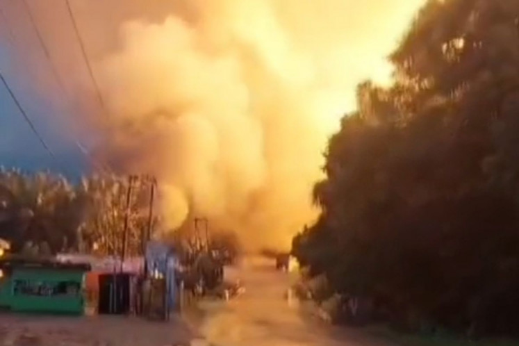 Smoke billows from a fire on Jan. 2 in the Duri-Grissik gas pipeline in Batu Ampar village, Kemuning district, Indragiri Hilir regency, Riau. Firefighters managed to extinguish the fire on Jan. 3.